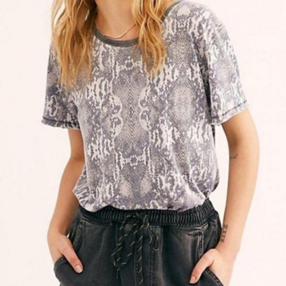 Free people gray snake skin print knit stretchy short sleeve  tee top size small